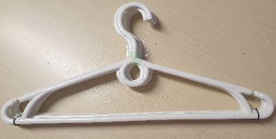 Plastový věšák bielá farba. 32cm